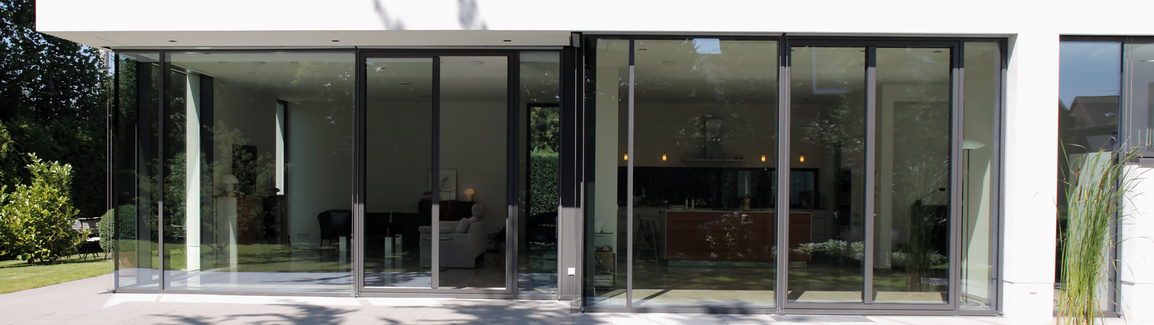 Grandes baies vitrées Schüco gris anthracite RAL 7016, maison moderne