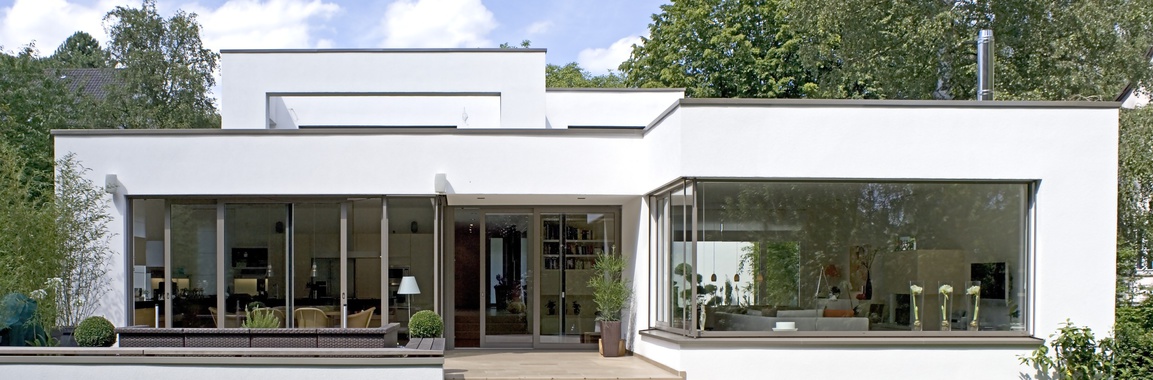 Maison contemporaine à toit plat, baies vitrées Schüco grande dimension