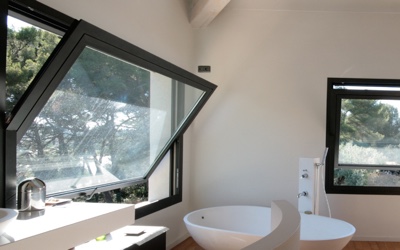 Fenêtres aluminium sur mesure, gris ral 7016, salle de bain modernr
