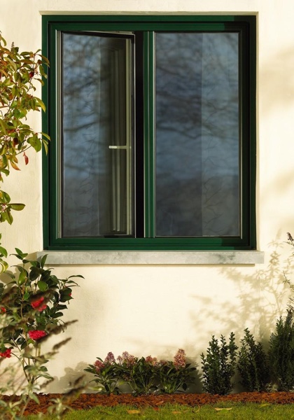 Fenêtre aluminium vert bouteille sur maison ancienne