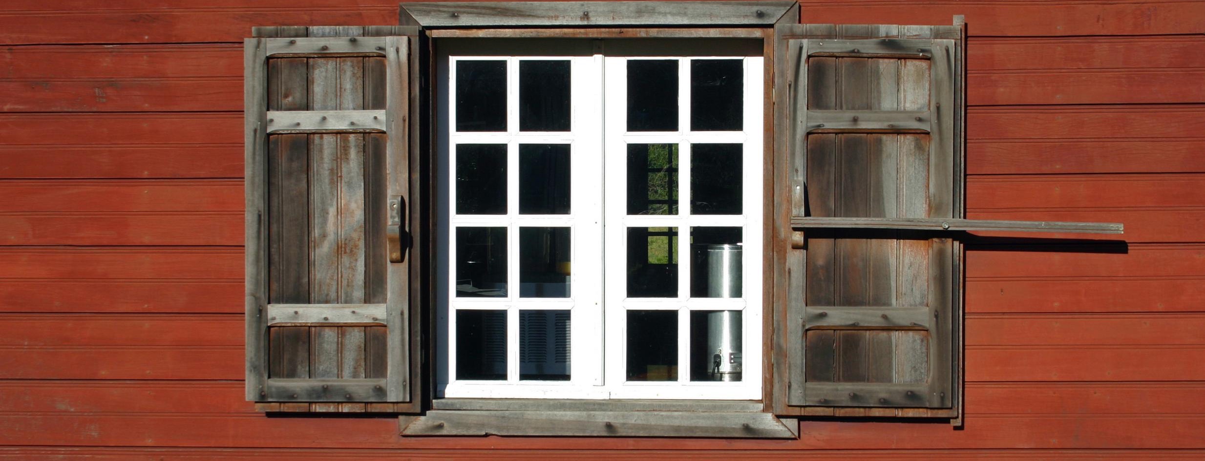 Fenêtre bois sur cabane de pêcheur bassin d'Arcachon