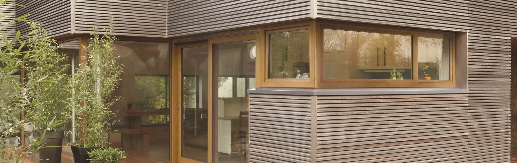 Fenêtres bois sur maison moderne ossature bois