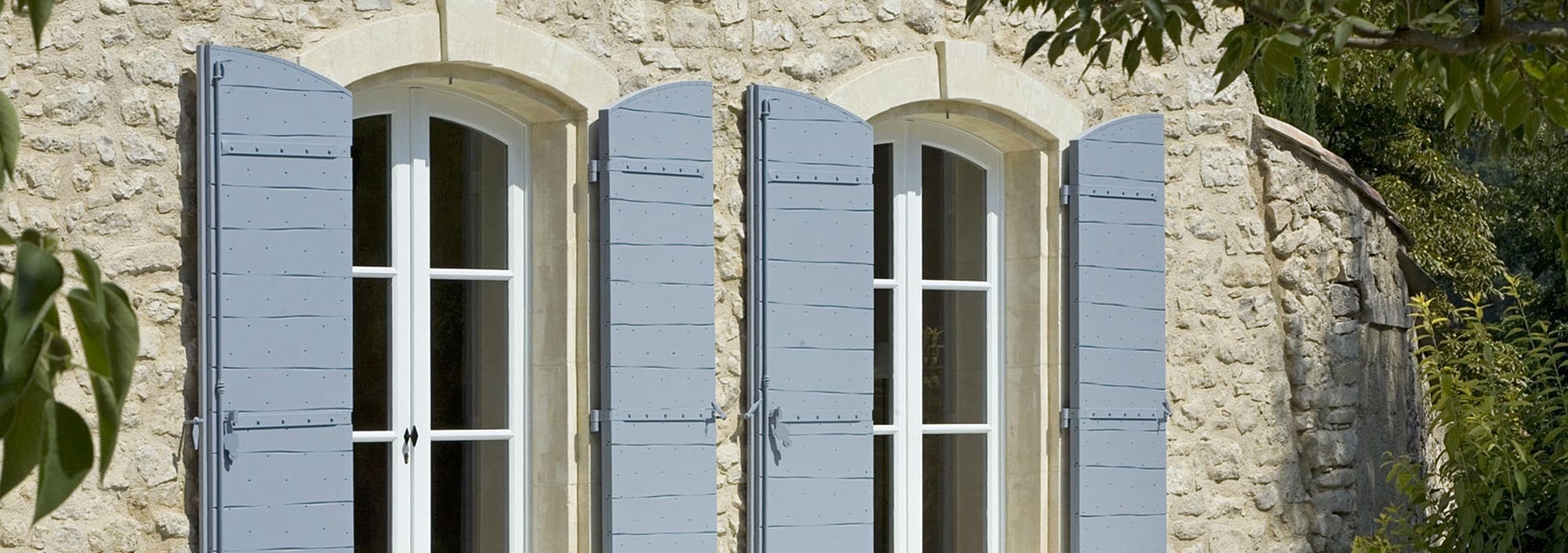 Portes-fenêtres bois installée dans une maison de campagne
