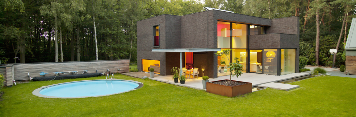 Maison moderne équipée de grandes fenêtres aluminium Schüco