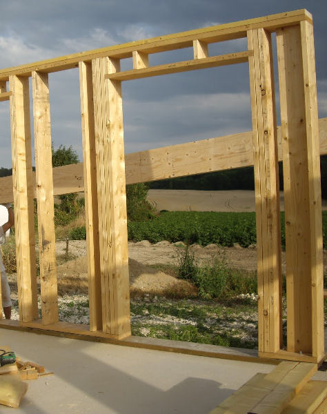 Construction d'une maison àssature bois. Assemblage de l'ossature.