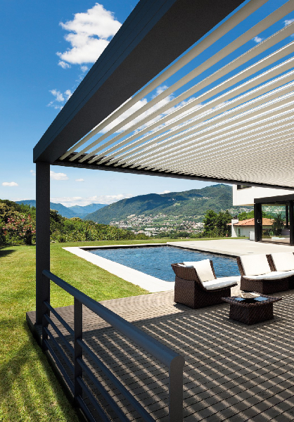 Pergola bioclimatique, structure en aluminium laquée gris ral 7016 et blanche