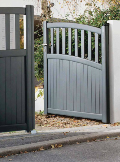 Portail aluminium battant, gris anthracite RAL 7016