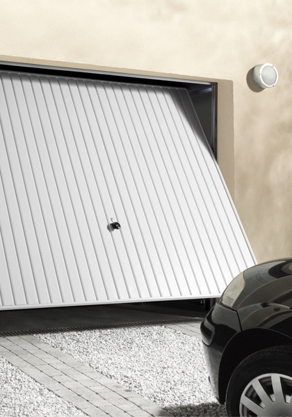 Porte de garage basculante en acier, couleur blanche