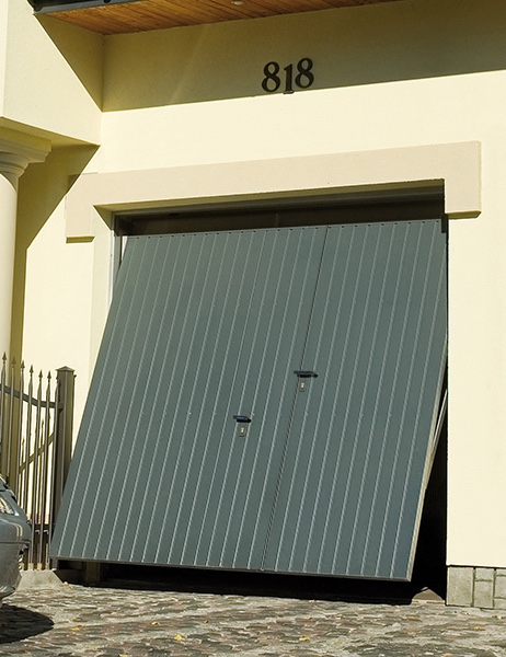 Porte de garage basculante grise anthracite avec portillon intégré