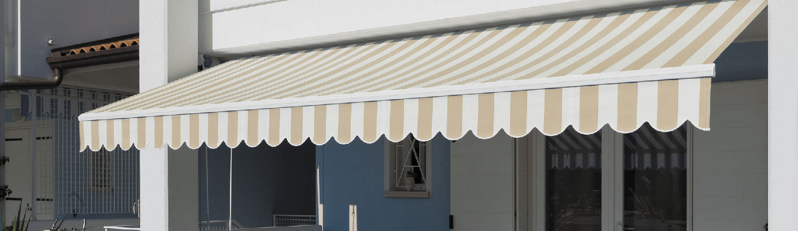 store-banne au balcon d'un appartement, toile écru et marron