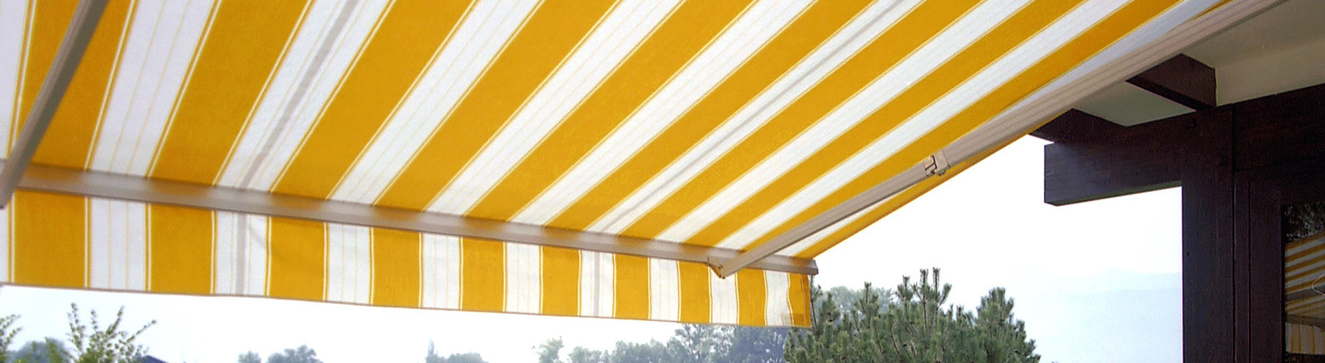 store-banne monobloc avec toile jaune et blanche