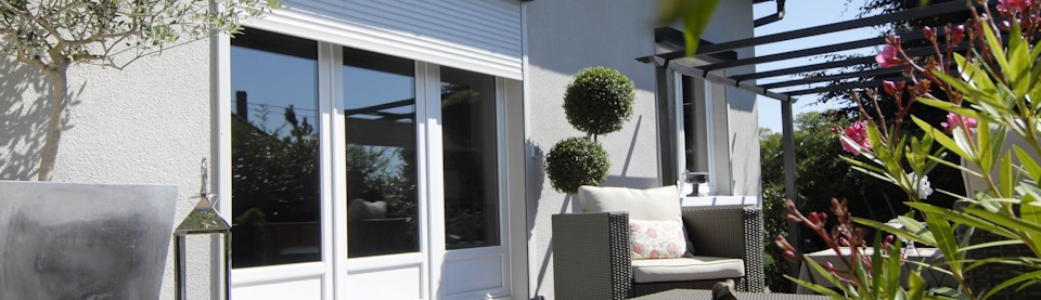 Volets roulants sur mesure, porte-fenêtre PVC et terrasse