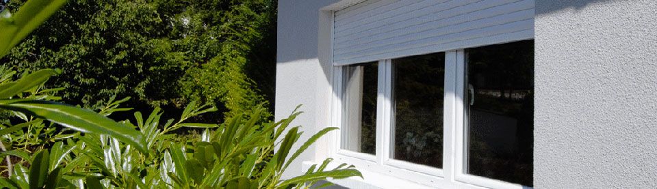 Volet rolant traditionnel blanc sur fenêtre alu