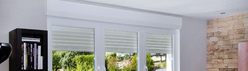 Volet roulant monobloc avec coffre intérieur, portes-fenêtres blanches