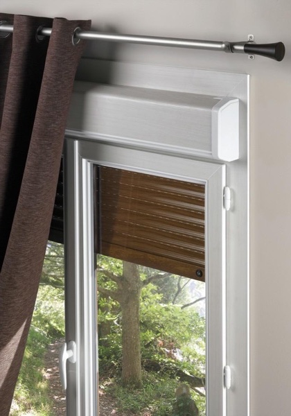 Volet roulant monobloc avec coffre intérieur sur porte-fenêtre PVC