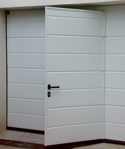 Porte de garage sectionnelle couleur blanche avec portillon intégré